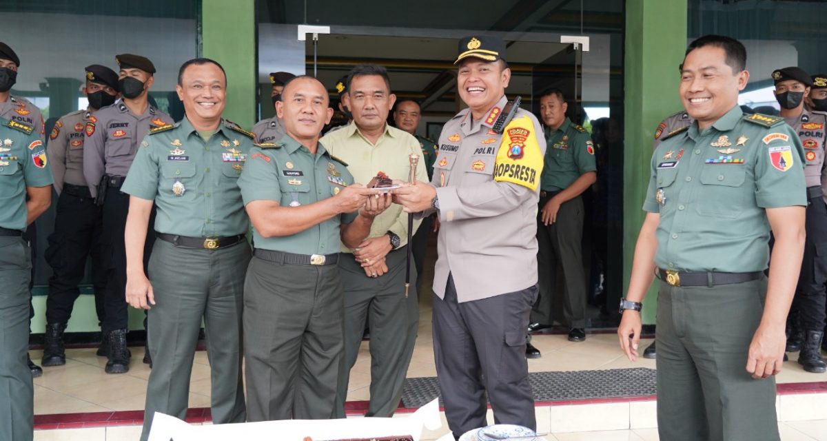 HUT Ke-77 TNI, Kapolresta Sidoarjo Berikan Kejutan Ke Markas Korem 084/BJ