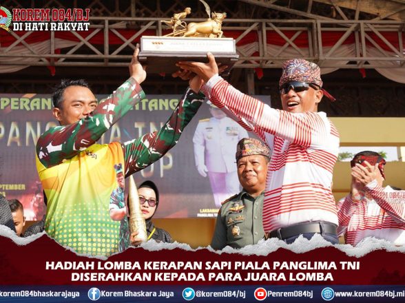 Hadiah Lomba Kerapan Sapi Piala Panglima TNI diserahkan kepada para Juara